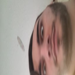 R****